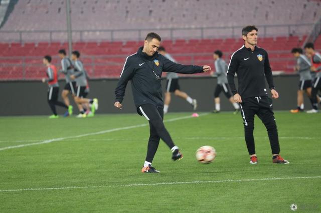 上半场伤停补时1分钟，半场结束拜仁暂2-1沃尔夫斯堡。
